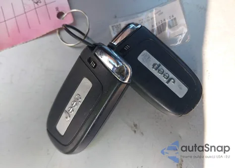 2024 Jeep Compass Latitude 4X4 z USA, uszkodzony, nr VIN 3C4NJDBN8RT124424